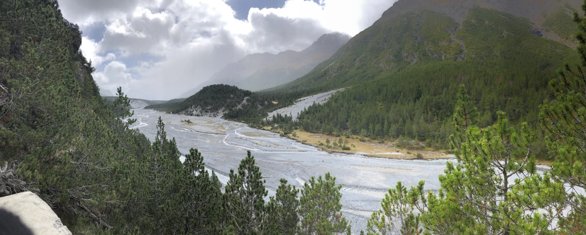 Alpine Landschaft und ein Weg in die Berge